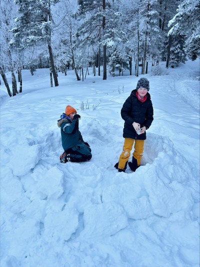 Et par personer i snøen