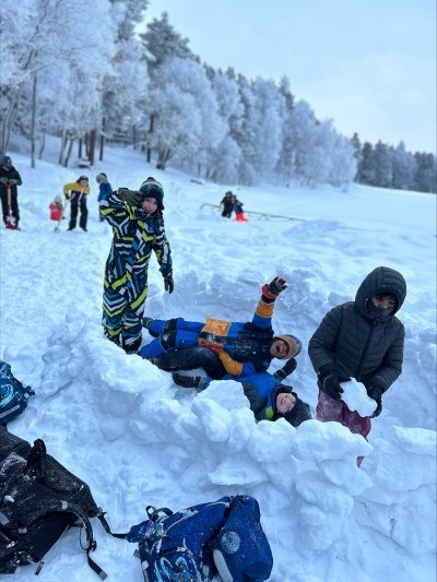 En gruppe mennesker i snøen