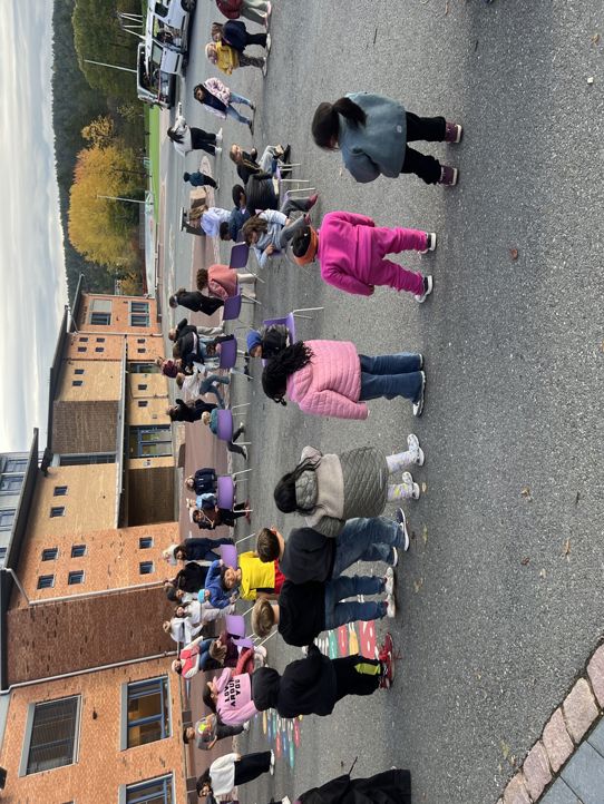 en gruppe mennesker som står på et fortau en gruppe mennesker som står på et fortau