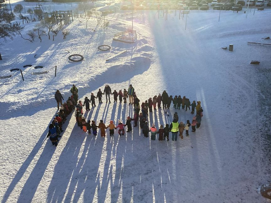 En gruppe mennesker på et snødekt fjell En gruppe mennesker på et snødekt fjell