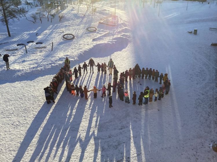En gruppe mennesker i snøen