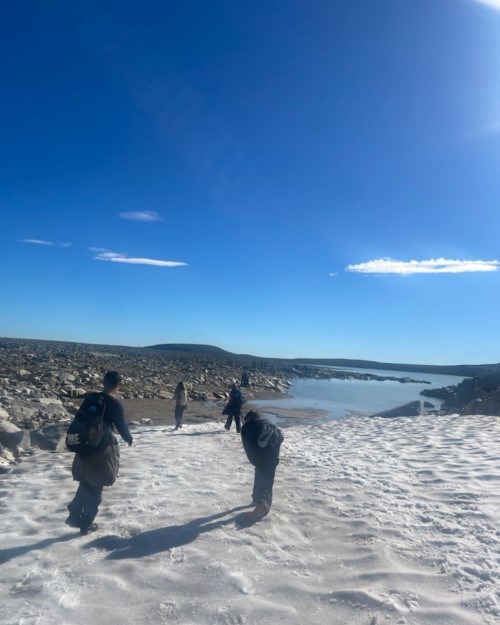 En gruppe mennesker som går på en snødekt bakke