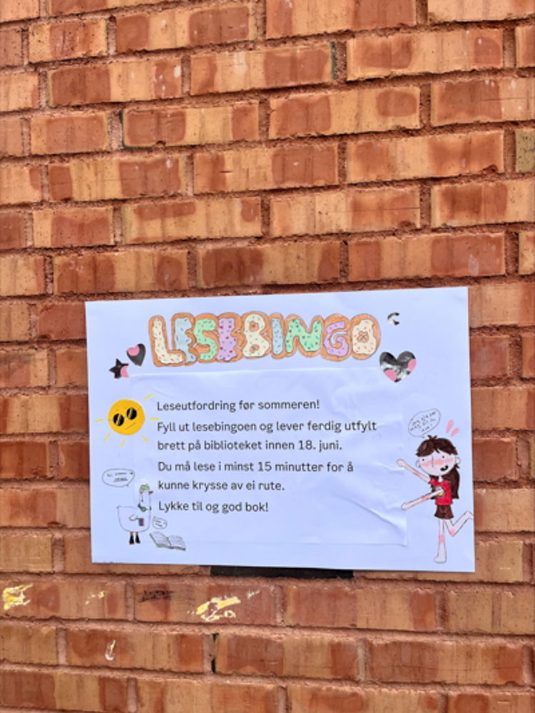 Et skilt på en murvegg