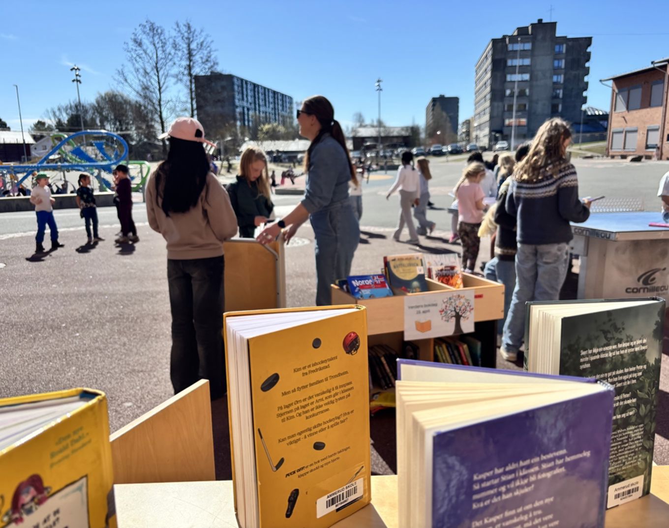 En gruppe mennesker ved en bokbod
