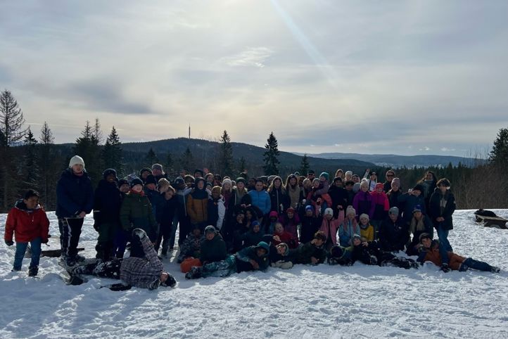 En gruppe mennesker som poserer for et bilde i snøen