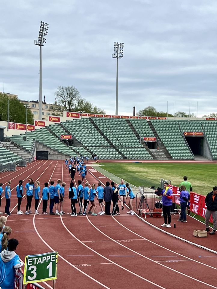 En gruppe mennesker på et spor