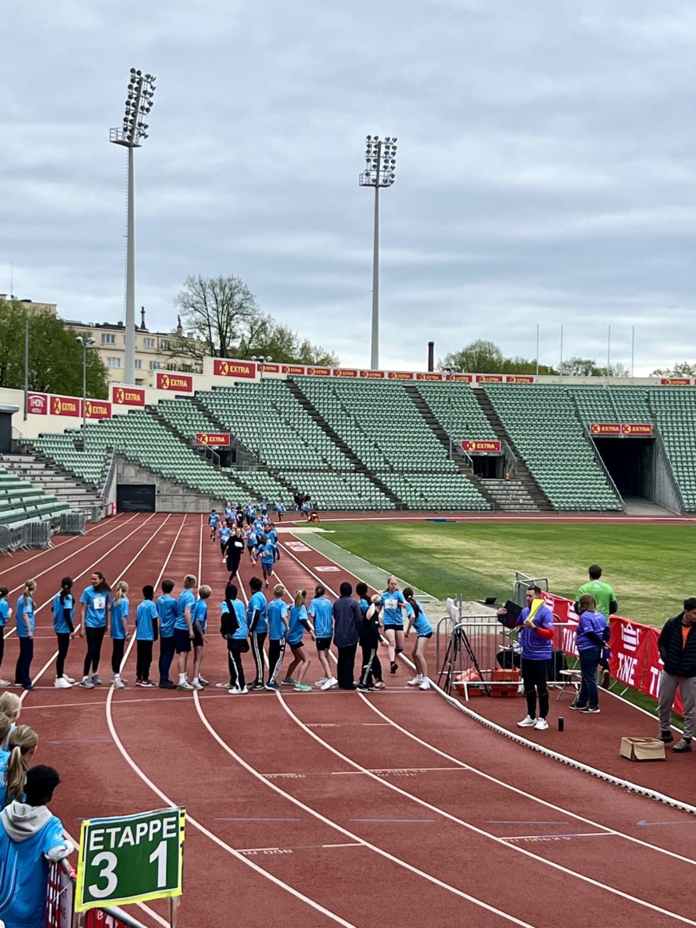 En gruppe mennesker på et spor En gruppe mennesker på et spor