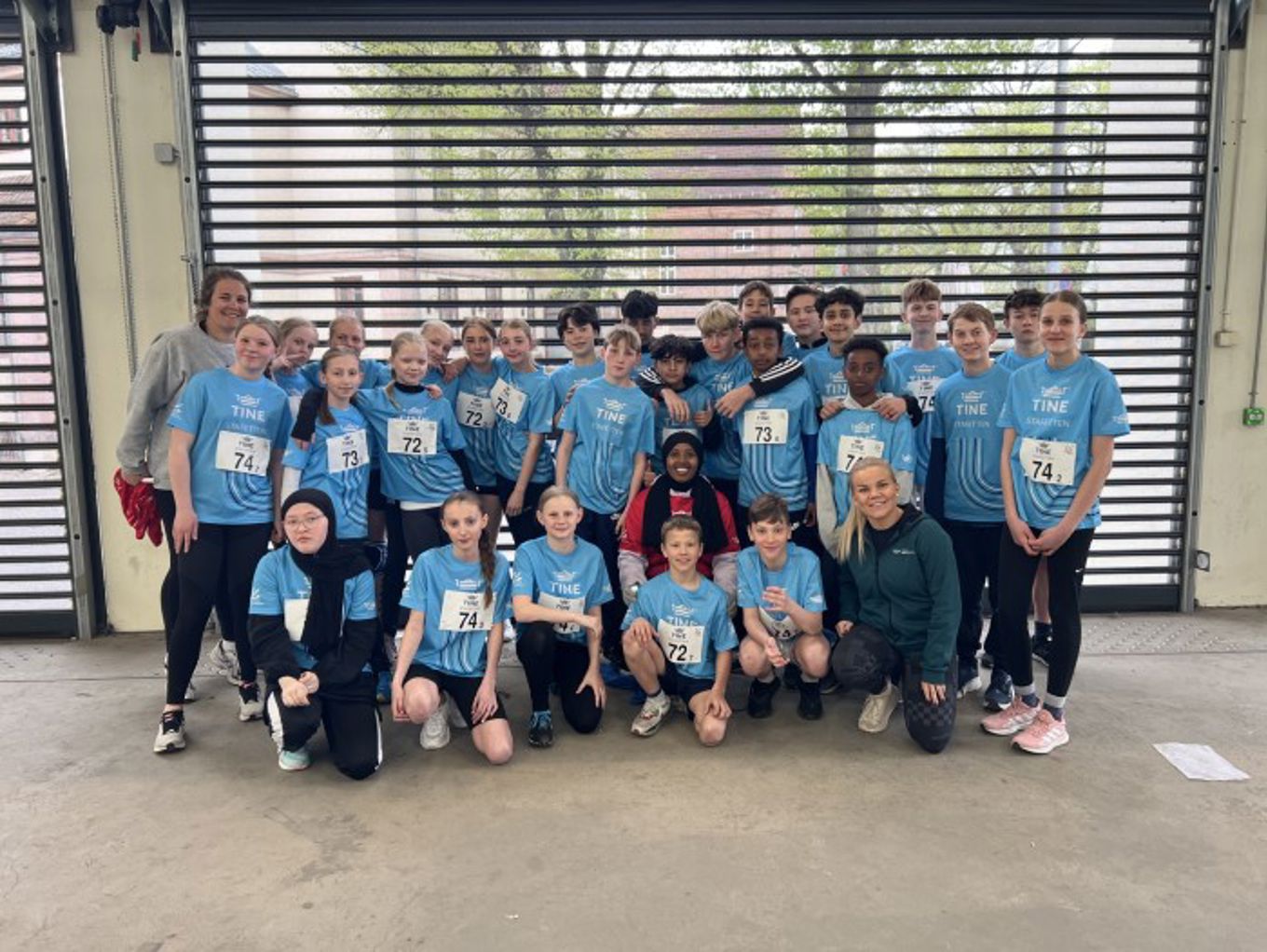 En gruppe mennesker som poserer for et bilde En gruppe mennesker som poserer for et bilde