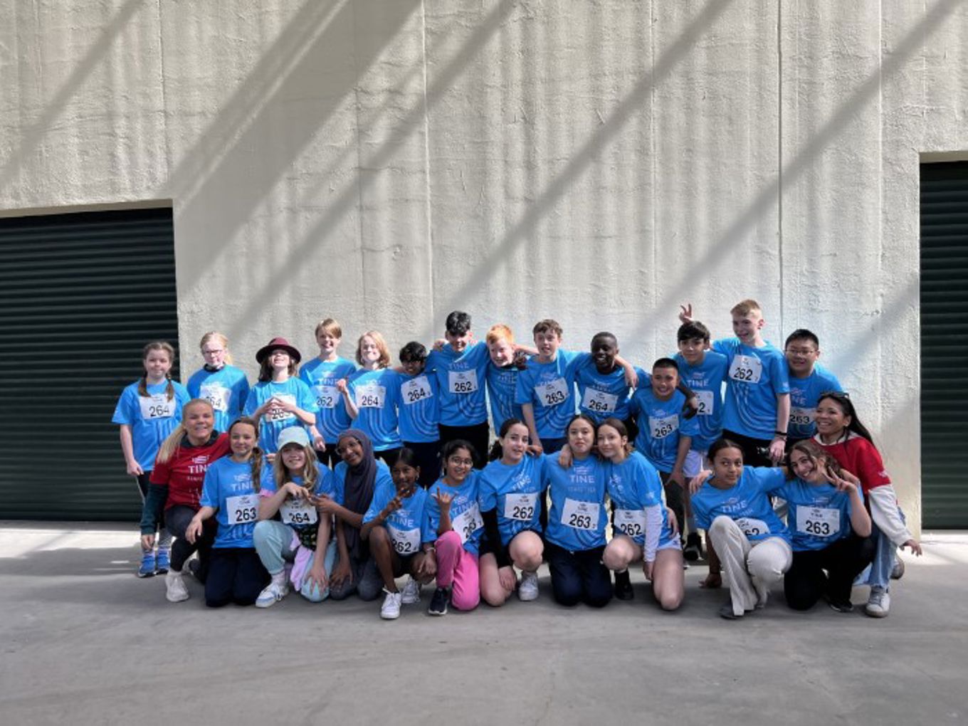 En gruppe mennesker som poserer for et bilde En gruppe mennesker som poserer for et bilde