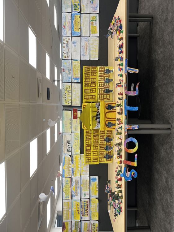 En butikk med en stor utstilling av leker