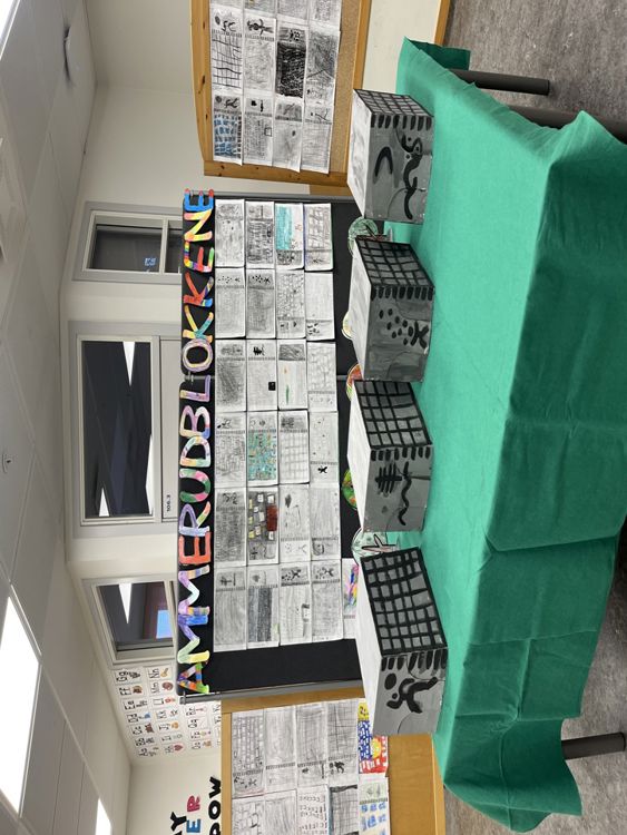 et bord med bokser på