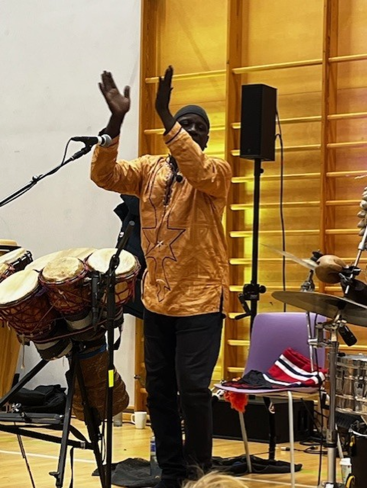 en person som holder hendene opp foran en mikrofon