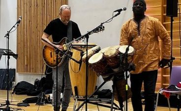 en gruppe mennesker som spiller instrumenter