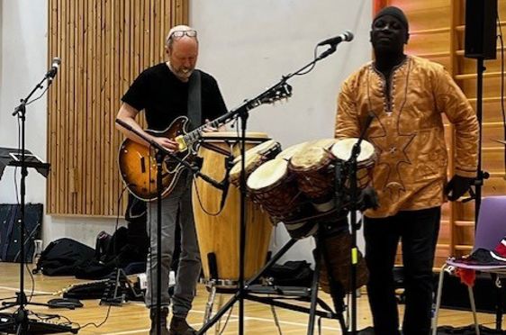 en gruppe mennesker som spiller instrumenter