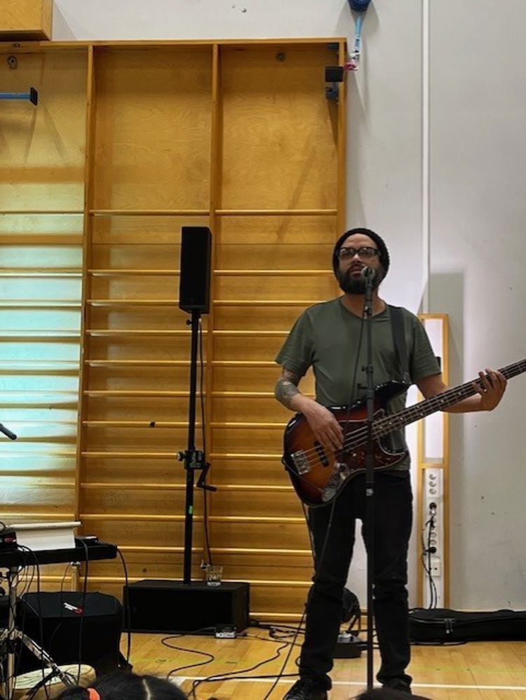 en person som spiller gitar