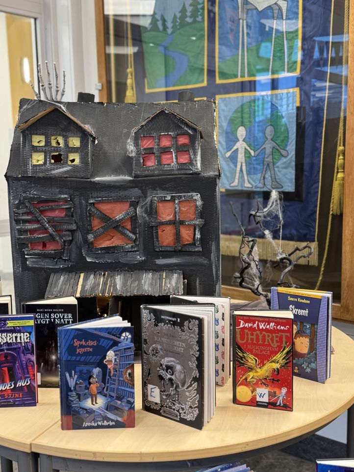 En gruppe leketøysbokser på et bord