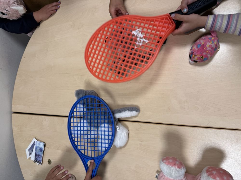 en person som holder en blå ball en person som holder en blå ball