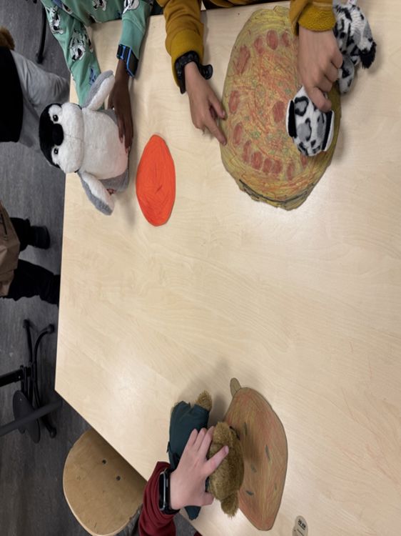en gruppe mennesker som leker med en leke
