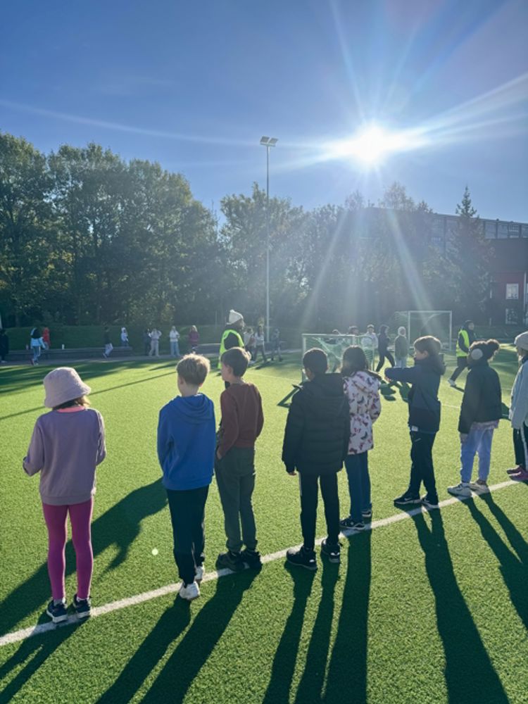 en gruppe mennesker som står foran en fontene