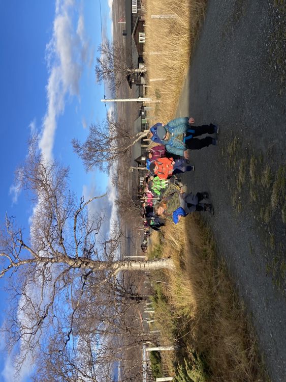en gruppe mennesker som står på et fortau